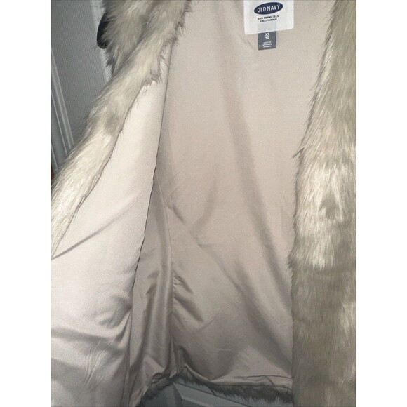 Old Navy Faux Fur Vest Warm Size XS Side Pockets NWOT - Picture 3 of 8